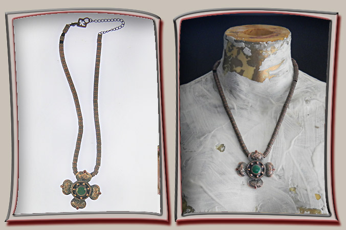 clover shape pendant necklacereminiscent of Medieval or even Middle-Eastern decoration